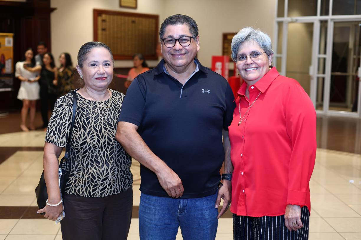 Xiomara y Héctor Suazo junto a Arlene Castellón