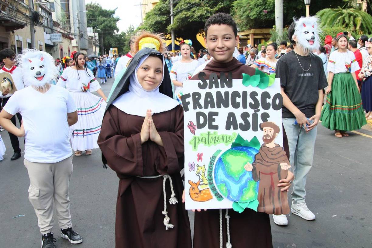 Varias representaciones de los estudiantes, como estos que simularon ser religiosos. 
