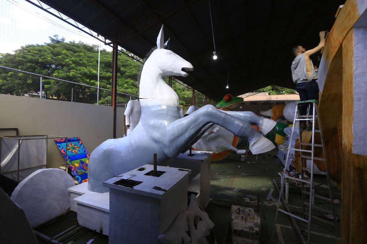 Desde mayo inicia la planificación del evento y comienzan a trabajar en las esculturas desde septiembre.