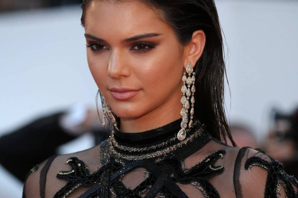 Kendall Jenner sacó partido en el Festival de Cine de Cannes no solo con su maquillaje sino un un impresionante vestido negro que dejó al descubierto sus encantos.