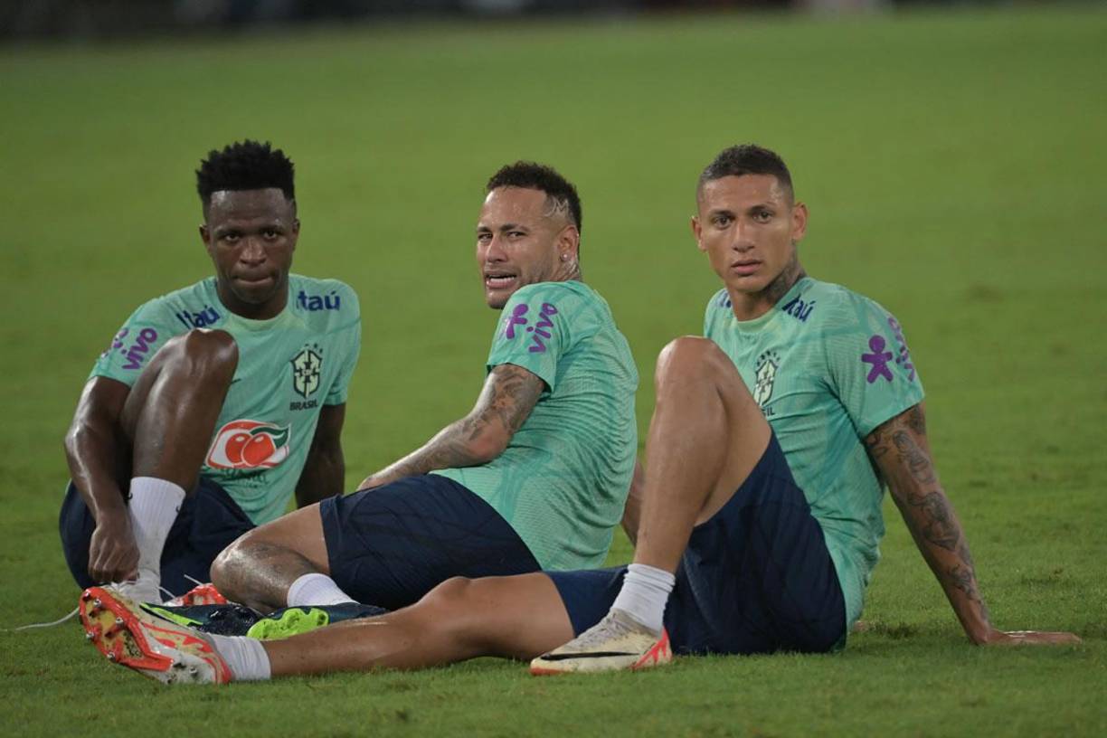 Pero ahora se conoció que un nuevo escándalo rodea a la selección brasileña tras salir a la luz una fiesta que organizaron Neymar, Vinicius y Richarlison con tres hermosas mujeres.