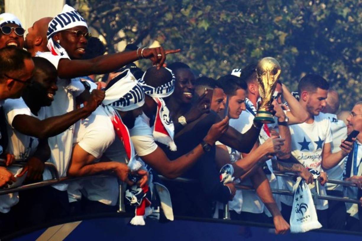 El trofeo de la Copa del Mundo se paseó por los Campos Elíseos de París.