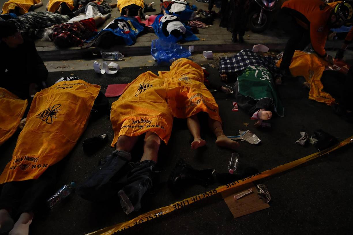 La estampida ocurrió en un callejón estrecho cerca del Hotel Hamilton de Itaewon. Un testigo contó en Twitter que el pánico comenzó cuando la gente “siguió presionando” para entrar a un callejón que ya estaba congestionado.