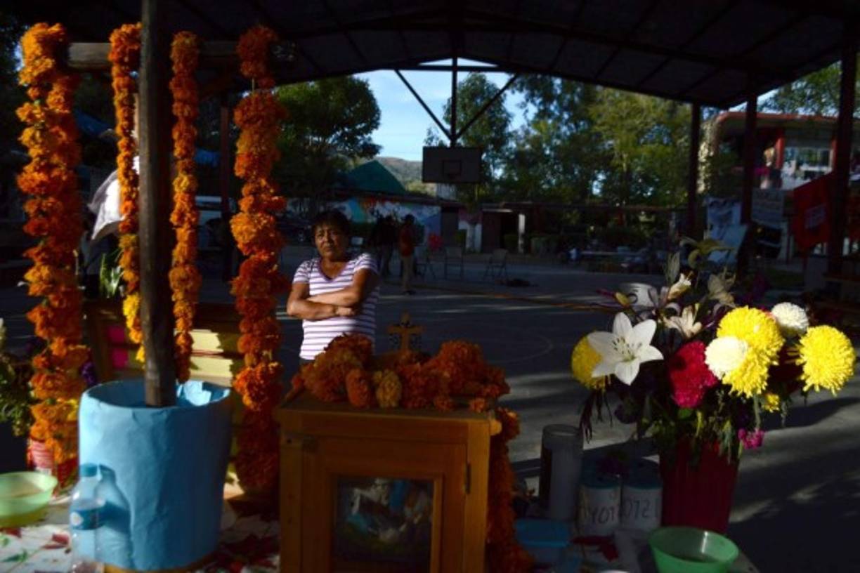En la escuela normal de Ayotzinapa, los maestros y familiares de los 43 estudiantes mexicanos desaparecidos, prepararon un altar en honor a los jóvenes.