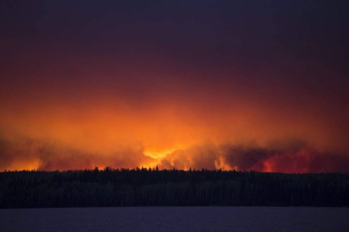 El incendio es de tal magnitud que está creando 'sus propias condiciones meteorológicas', explicó Chad Morrison, el encargado de la prevención de incendios forestales de Alberta.