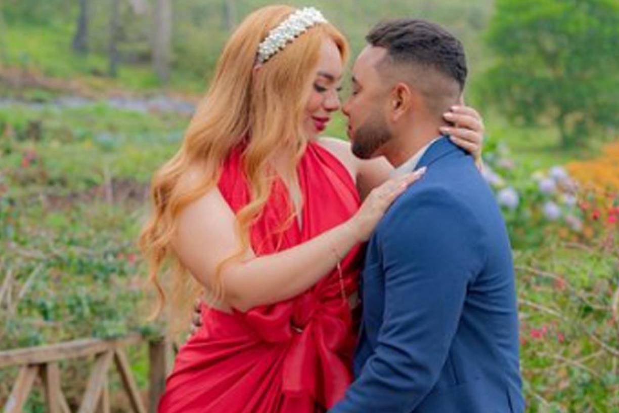 En más imágenes, aparece al lado de la novia y a las otras damas, previo a que se diera inicio a la boda.