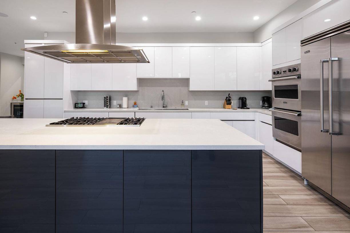 Si las hermosas vistas de California no son suficientes para que el cantante puertorriqueño disfrute afuera, el propio exterior de su casa seguramente lo hará.