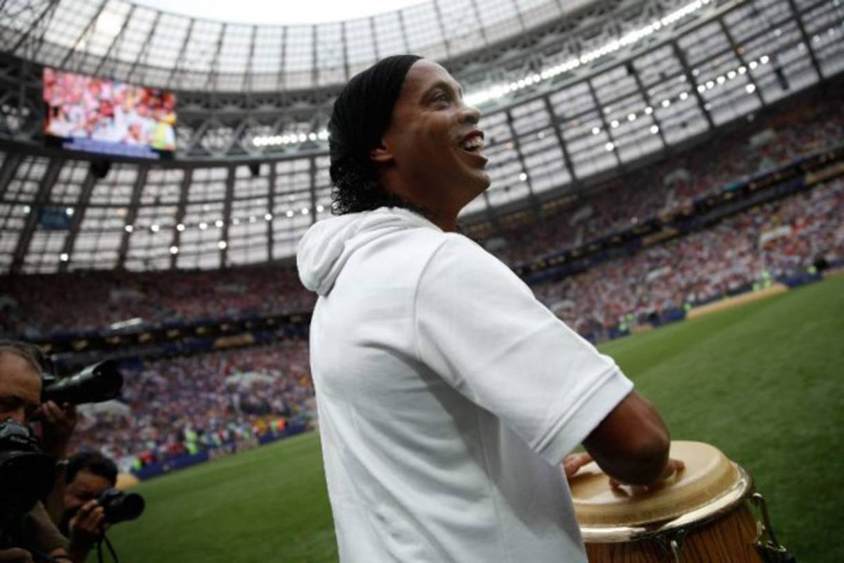 Ronaldinho apareció en el estadio Luzhniki tocando una conga y le puso el toque latino a la final de Rusia 2018.