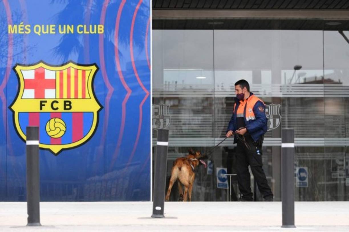 Los Mossos d'Esquadra han detenido este lunes al expresidente del FC Barcelona Josep Maria Bartomeu, a su mano derecha Jaume Masferrer, al director general Óscar Grau y al jefe de los servicios jurídicos Román Gómez-Ponti durante un registro en las oficinas del club y en los domicilios particulares de Bartomeu y Masferrer por el caso 'Barçagate'.