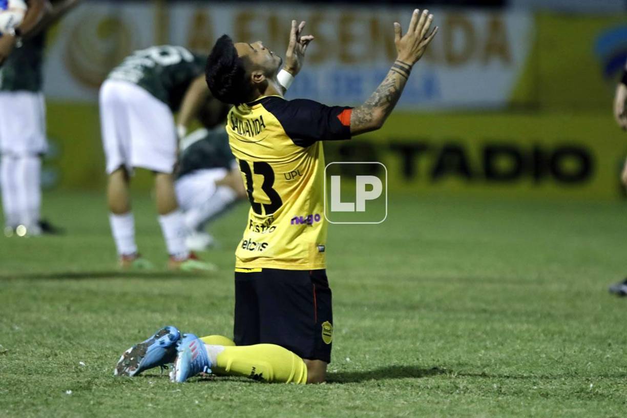 El argentino Ezequiel Denis celebrando la clasificación del Real España a la final.