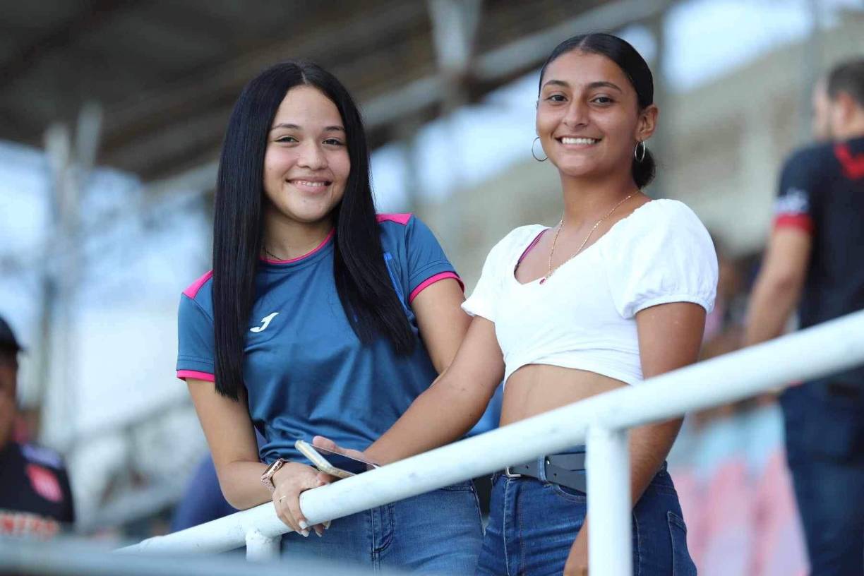 Dos lindas chicas que disfrutaron del partido entre Vida y Olimpia en el estadio Ceibeño.