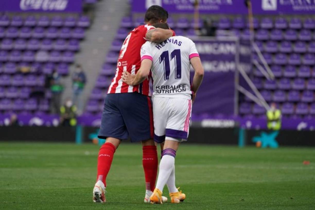 Luis Suárez consolando al jugador Pablo Hervías del Valladolid, equipo que descendió tras perder contra el Atlético. Enorme gesto del uruguayo.