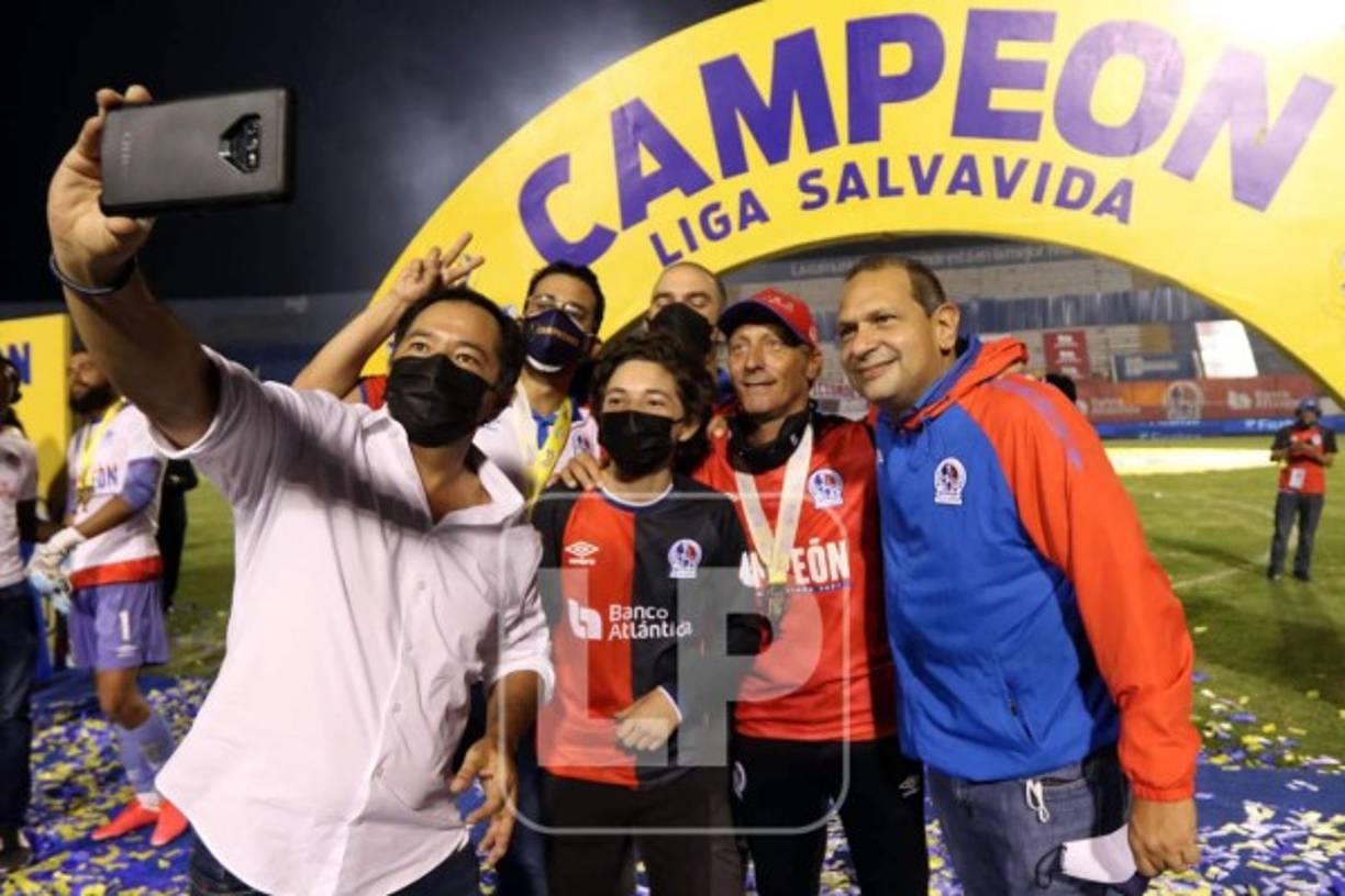 El técnico del Olimpia también se tomó fotos con aficionados.