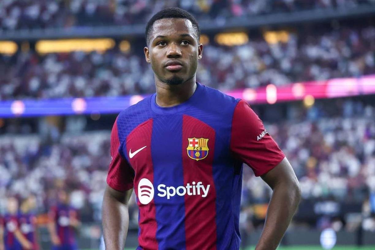 Ansu Fati se va del Barcelona de manera sorpresiva. Al no contar para Xavi Hernández, el joven futbolista jugará cedido en el Brighton de la Premier League, club que pagará el 80 por ciento de su salario. Ya viajó a Inglaterra, será una cesión simple, sin opción a compra.