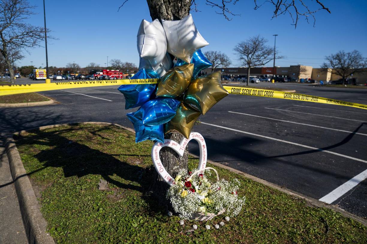 Las primeras llamadas a los servicios de emergencia el martes llegaron poco después de las 22H00 horas (03H00 GMT del miércoles) mientras el local de Walmart aún estaba abierto y llena de clientes de comprar por Acción de Gracias, según los medios locales.