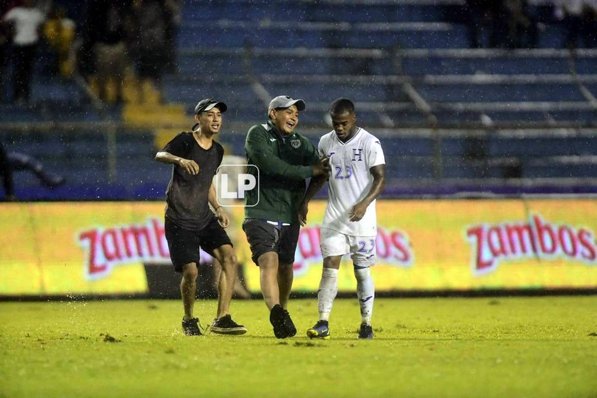Hubo invasión de aficionados hondureños en los minutos finales del partido. 