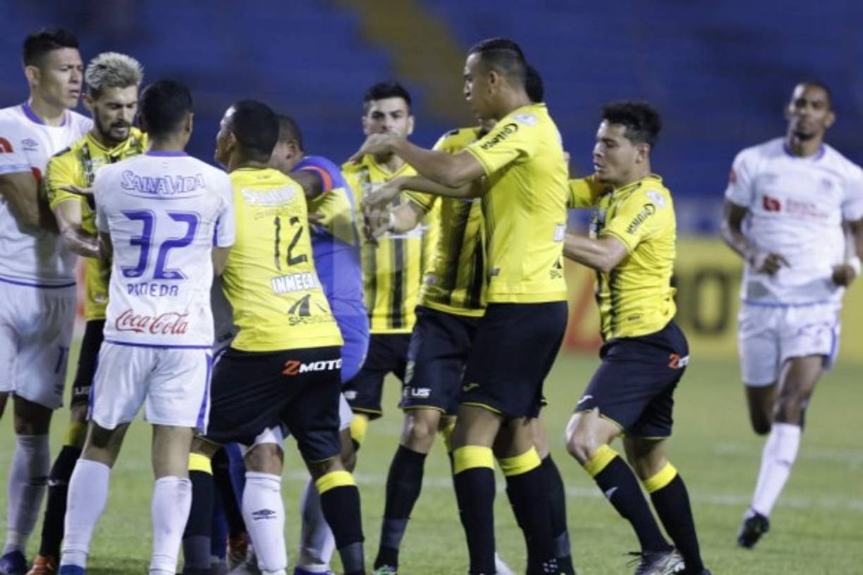 Germán Mejía, Carlos Pineda y Ever Alvarado recibieron la roja por el lado olimpista, mientras que por los españolistas los expulsados fueron Jhow Benavídez y Ángel Tejeda.