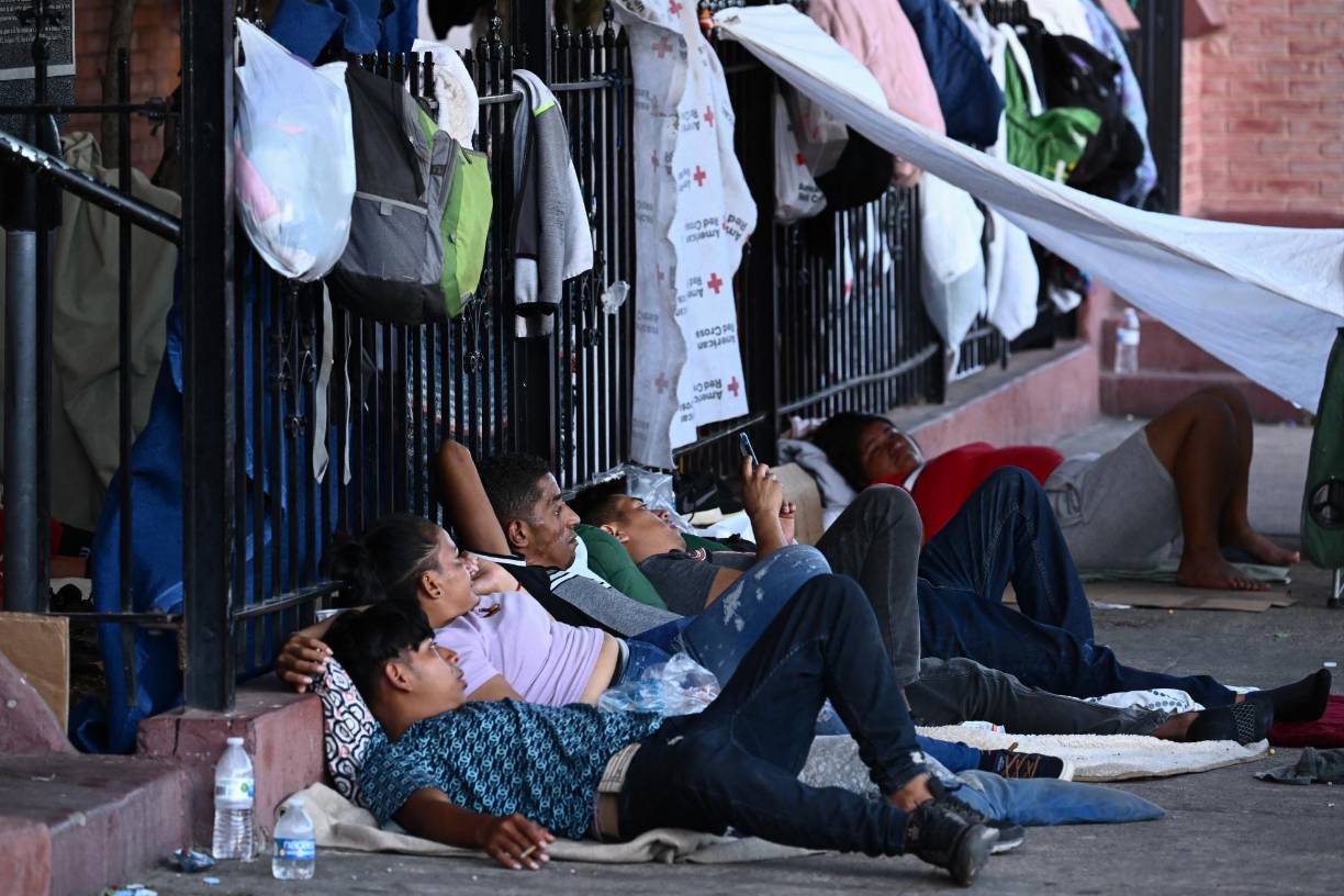 “En la calle calculamos (que había) entre 8.000 y 10.000 personas”, dijo. “Hay una caravana... que probablemente estará aquí alrededor del 11 de mayo, así que yo digo que el número real con el que estaremos lidiando será de entre 12 y 15.000”.