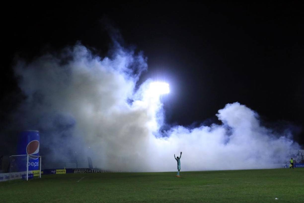El humo de los fuegos artificiales casi no dejaba ver en el campo del Micheletti.