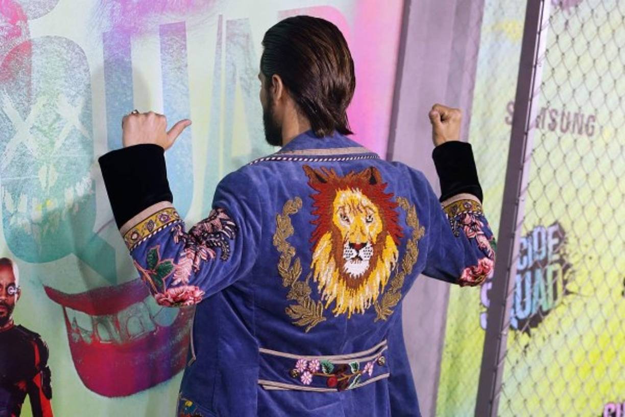 Esta chaqueta bordad con un león rodeada de flores sorprendió a muchos en la premiere mundial de 'Escuadrón Suicida' (Suicide Squad).