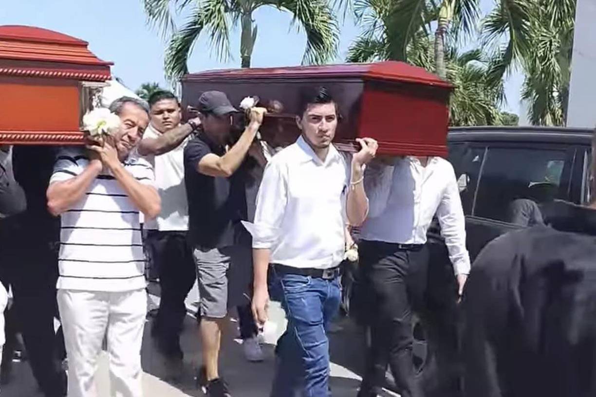 La pareja estaba cenando y a eso de las 9:00 pm una balacera sorprendió a los comensales. 