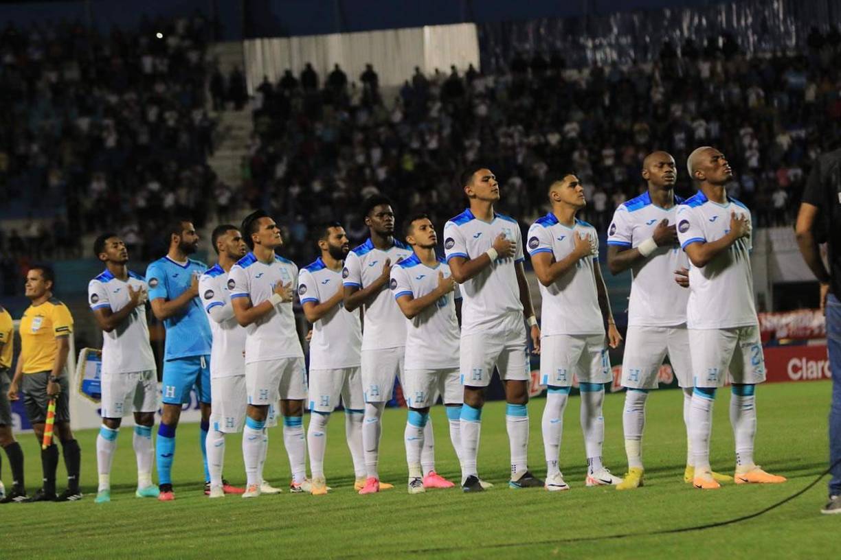 Los titulares de la Selección de Honduras entonando el himno nacional.