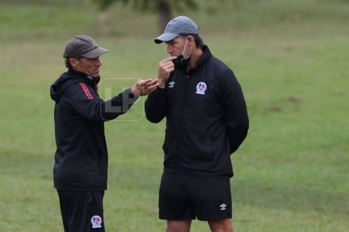Pedro Troglio junto a uno de sus asistentes en el entrenamiento de este día .