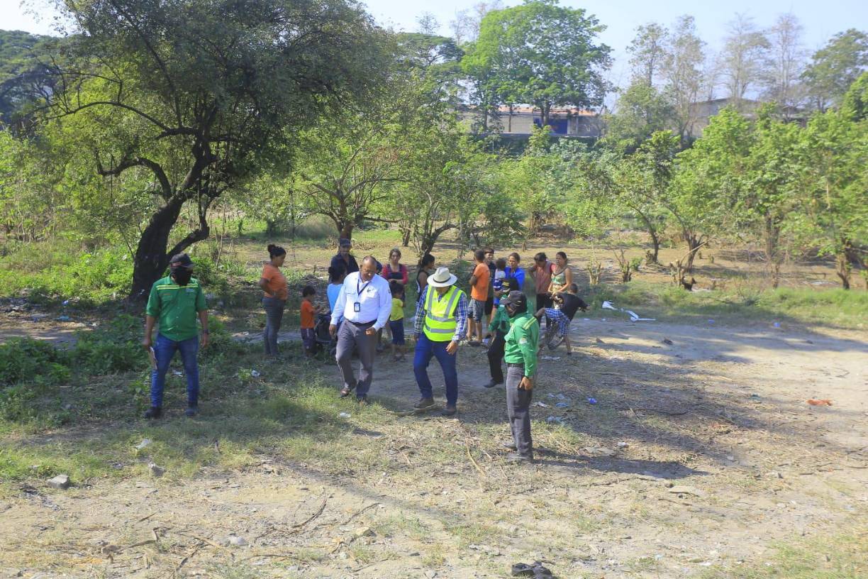 En la acción se detuvo a dos personas porque los encargados del desalojo explicaron que no desconocen que hay hay muchas personas que tienen la necesidad de un hogar, pero hay otras personas que se aprovechan de la situación, tenemos información incluso que algunos se aprovechan y venden estos terrenos que no son ni de ellos.