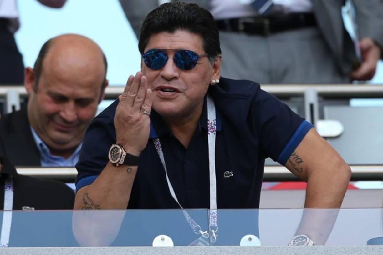 Diego Armando Maradona se ha ofrecido para dirigir a la selección argentina de forma totalmente gratuita. Hace ocho años, en el Mundial de Sudáfrica, el 'Pelusa' ya dirigió a la albiceleste con el objetivo de ganar su primer mundial como entrenador, ya que como jugador ya lo logró en el Mundial de México 86.
