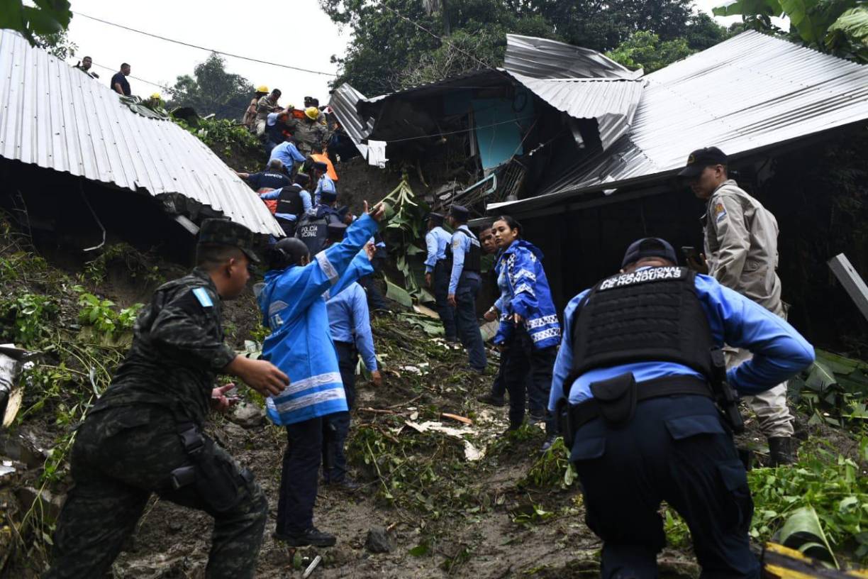 Según el recuento, al menos tres viviendas colapsaron y otras dos resultaron dañadas. 