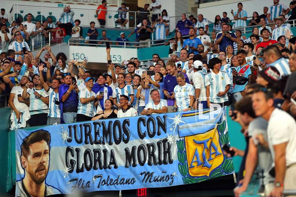 Messi fue la gran sensación del partido y le dedicaron pancartas y mantas.