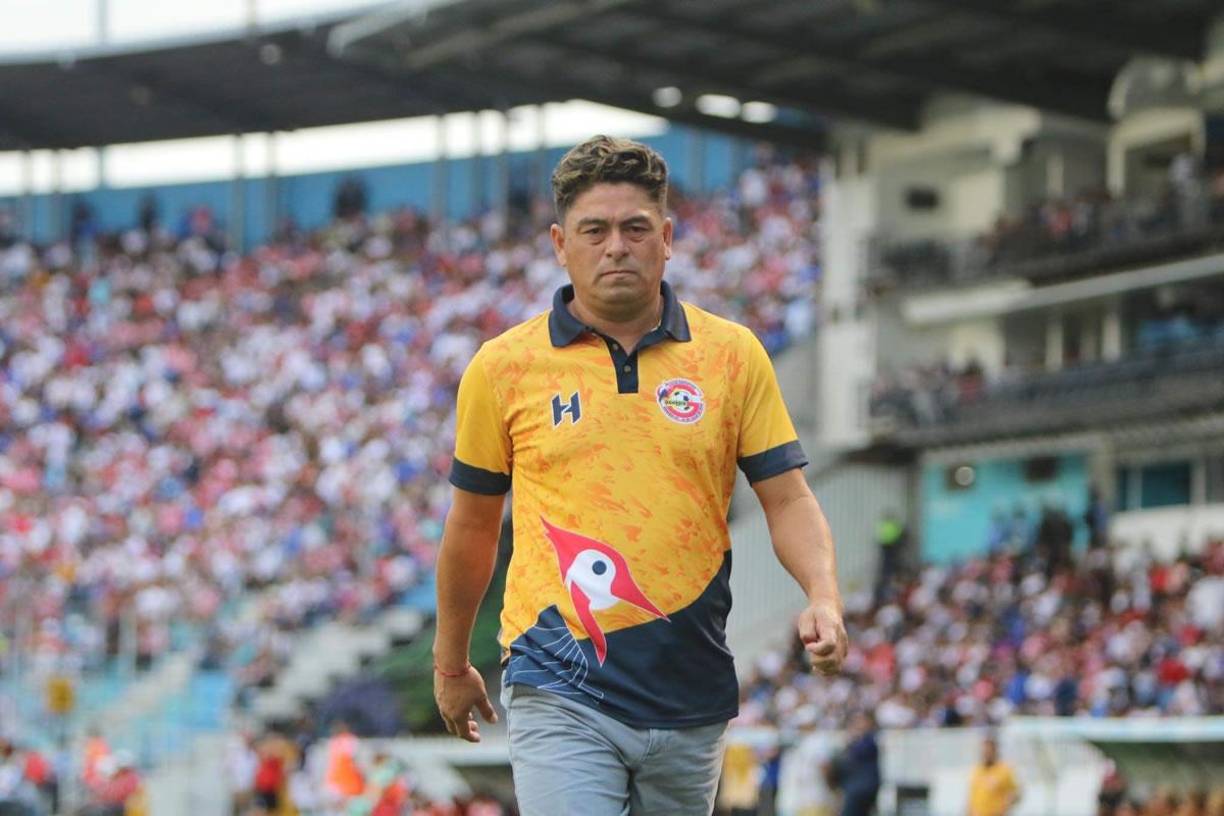 Reynaldo Tilguath se fue del campo antes de que el árbitro pitara el final del primer tiempo.