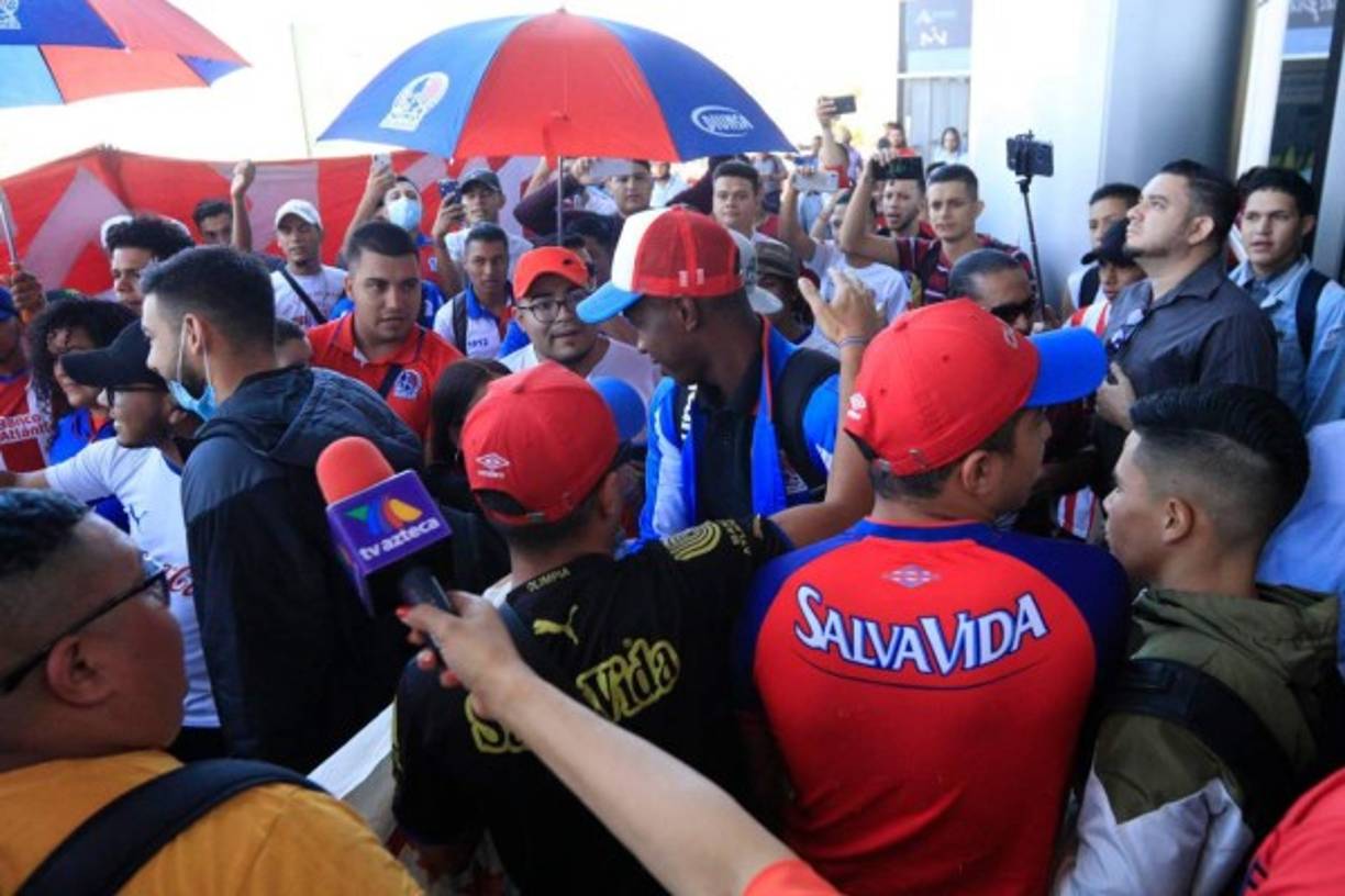 Los jugadores merengues fueron alentados por los hinchas olimpistas a su llegada.
