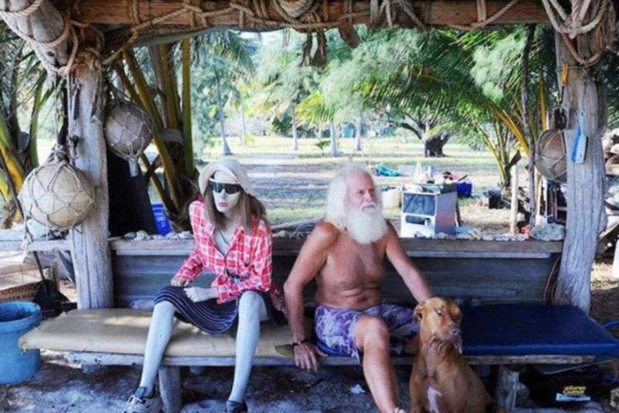 No obstante, el excorredor de bolsa explicó que las necesidades más básicas son el agua y la comida. Glasheen recoge agua de lluvia y la que proviene de una cuenca en las zonas montañosas para beber, mientras la principal fuente que le proporciona los alimentos es el océano, ya que 'contiene todas las proteínas' que necesita.