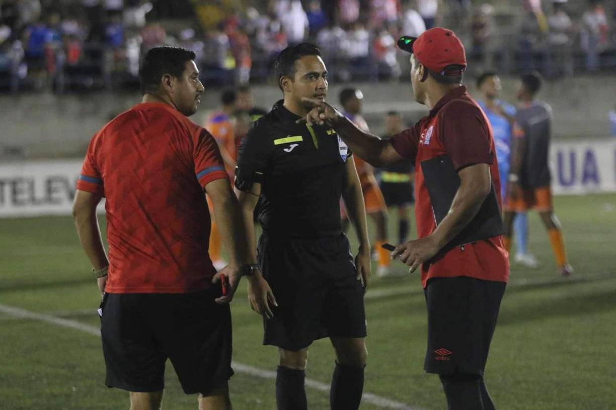 Enfado del León. Miembros del cuerpo técnico melenudo dialogan con Said Martínez, cuarto árbitro del juego. UPN lo terminó empatando en el último suspiro del juego.
