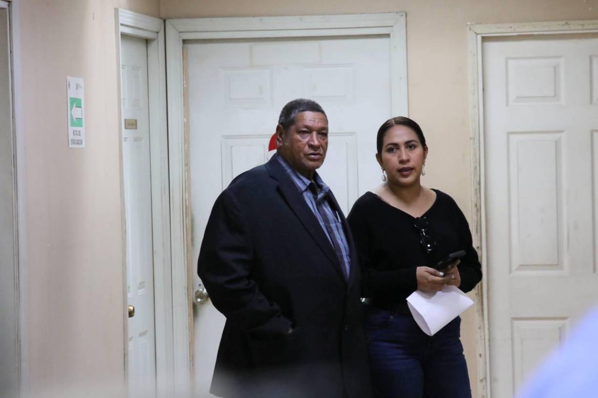 Por otro lado, las familias de Isy Obed Murillo y de Romeo Vásquez se encuentran en las dentro del juzgado, cada una exigiendo justicia para sus seres queridos. 