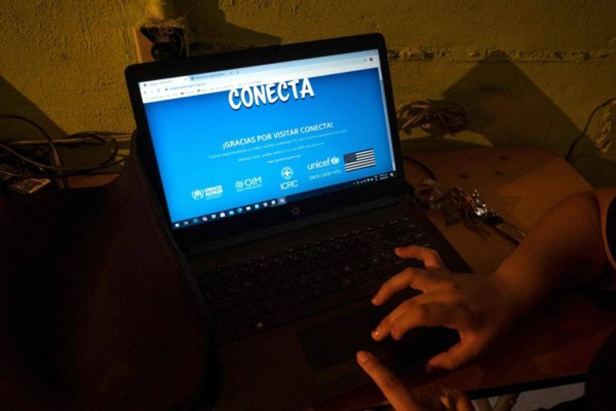 Biden permitió el ingreso de 26,000 de los migrantes centroamericanos que solicitaron asilo durante la administración de Trump. Pero estos deben registrarse primero con Acnur que recibirá su solicitud de pasar a EEUU a través del portal https://conecta.acnur.org/.