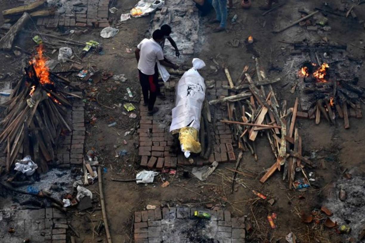 'La situación en la India es más que desgarradora, y la OMS está haciendo allí todo lo que está en sus manos, movilizando equipamiento y enviando ayuda que incluye concentradores de oxígeno, hospitales móviles prefabricados y material de laboratorio', señaló el director general Tedros Adhanom Ghebreyesus en rueda de prensa.<br/>