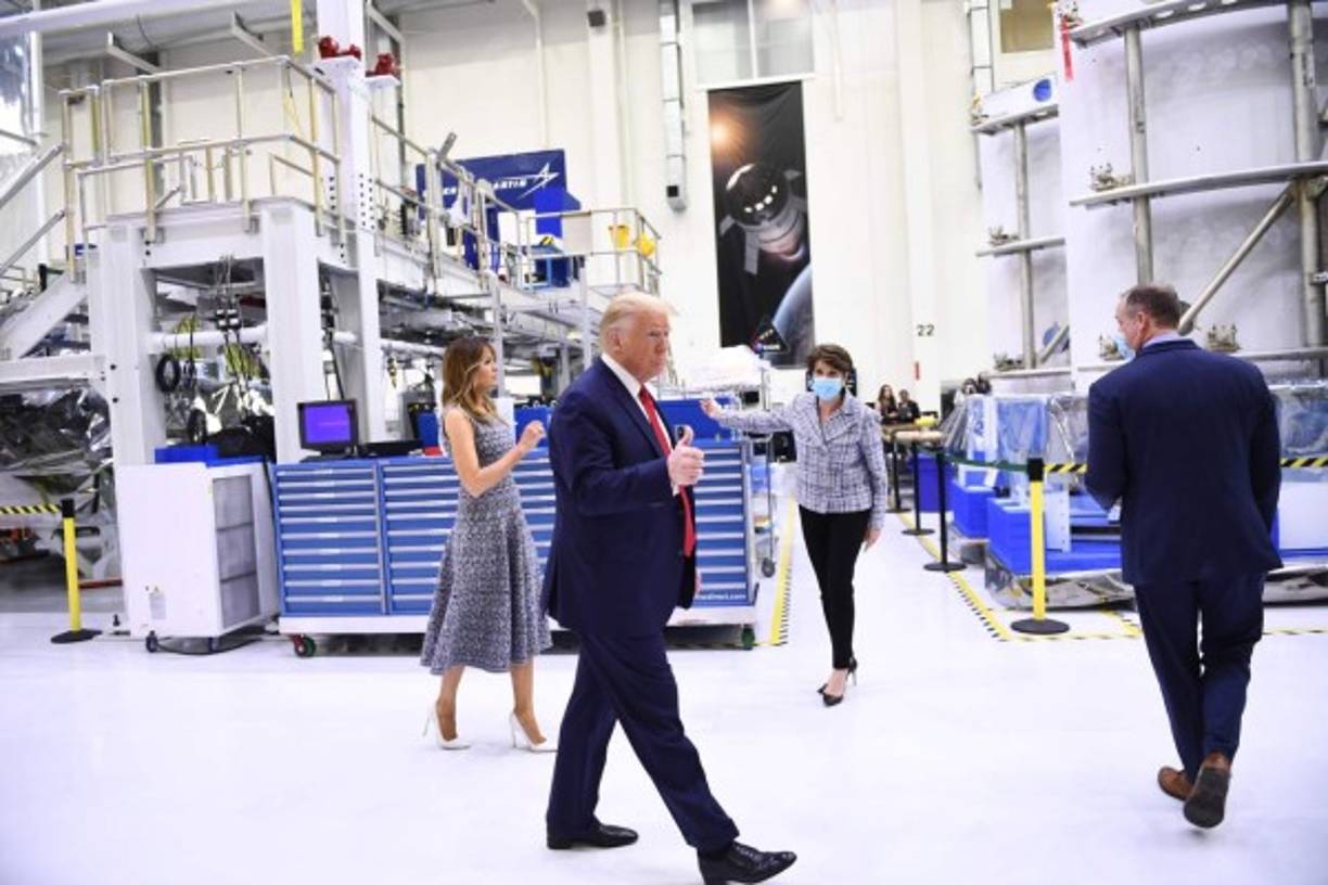 Trump y la primera dama, Melania, junto al vicepresidente Mike Pence, dieron un tour en las instalaciones del Centro Kennedy, en Cabo Cañaveral (Florida) momentos antes del histórico lanzamiento.
