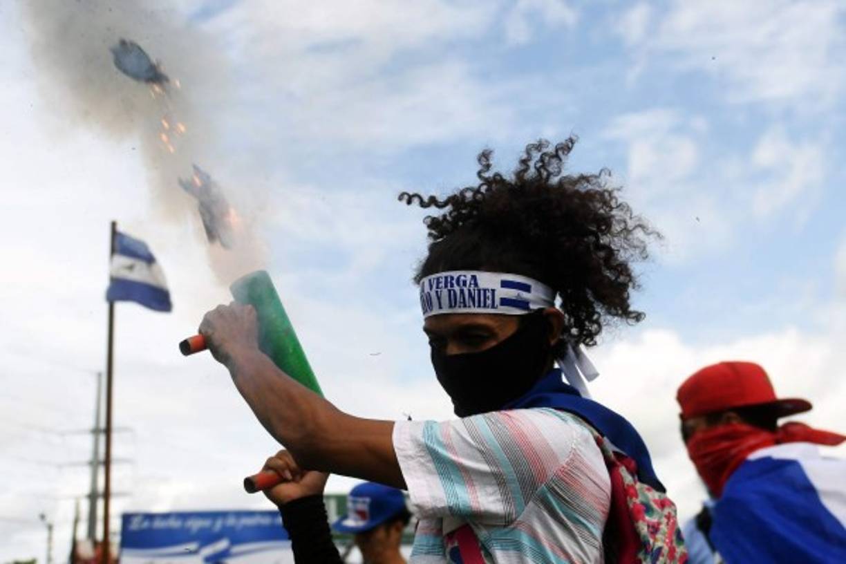 En tanto, este martes, fuerzas 'combinadas' del Gobierno de Nicaragua atacaron hoy uno de los bloqueos de carretera más extensos del país, erigidos en protesta contra el presidente Daniel Ortega, y amenazaron con invadir la ciudad de Masaya.