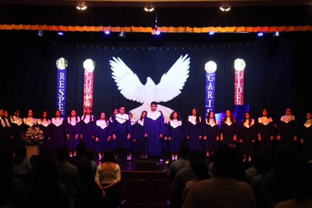 El coro del Centro Cultural Sampedrano deleitó a la concurrencia.