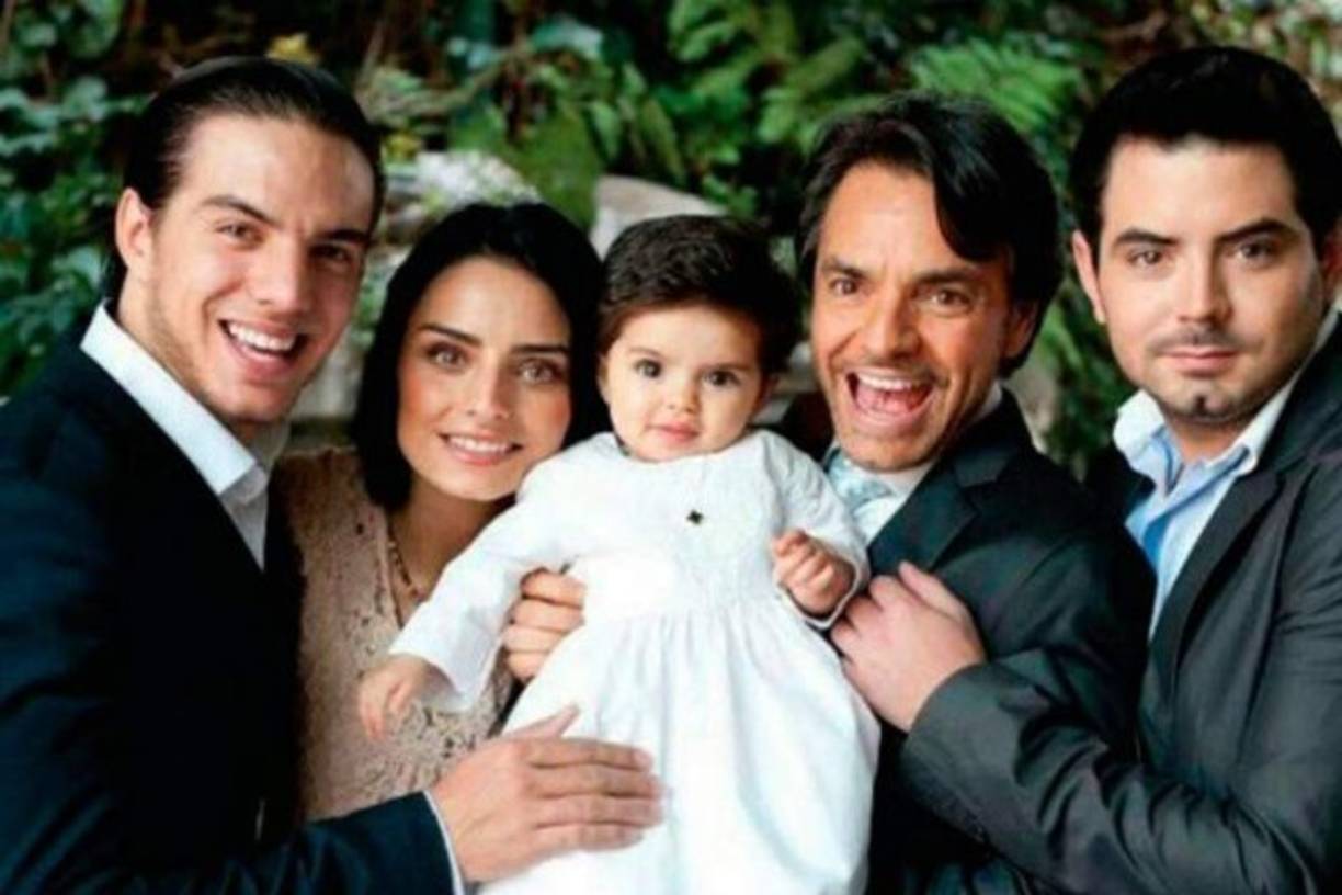 Eugenio Derbez, el famoso actor, comediante y productor mexicano tiene cuatro hijos a los que es muy unido. Todos ellos son de mujeres diferentes por lo que muchos se confunden. <br/><br/>Sin embargo es notable que los genes del actor son muy fuertes, ya que a pesar de poseer madres distintas es asombroso el parecido que cada uno tiene con el comediante. <br/><br/>Conoce a las ex parejas de Derbez con las que procreó a sus hijos. <br/><br/> <br/>