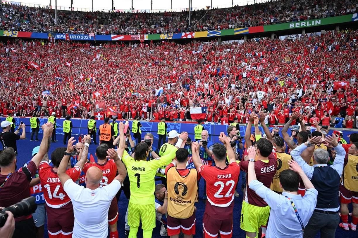 Los jugadores de Suiza celebraron con sus aficionados en el Olympiastadion de Berlín tras eliminar a Italia.