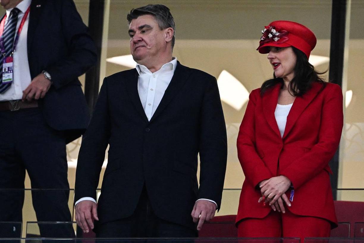 El presidente de Croacia, Zoran Milanovic, y la primera dama, Sanja Music Milanovic, en el palco del estadio Ahmad Bin Ali en Rayán.