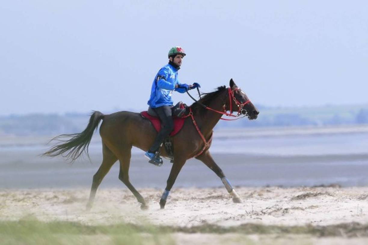 Fazza es conocido por ser un avezado jinete, paracaidista y buceador. Incondicional de los deportes de riesgo y aventura, también ha hecho sus pinitos en la escalada, el automovilismo o el snowboard.
