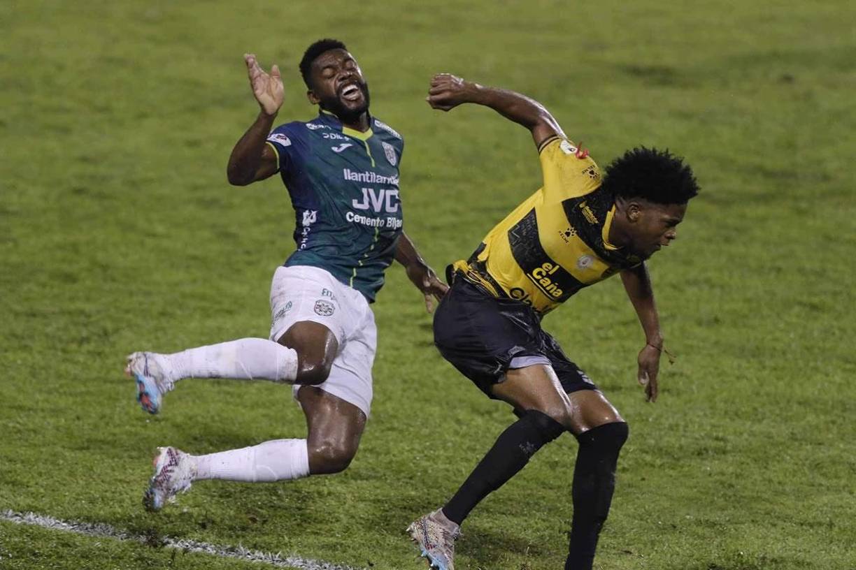 Exon Arzú le cometió esta fea falta a Clayvin Zúniga y recibió la segunda tarjeta amarilla, dejando al Real España con nueve hombres.