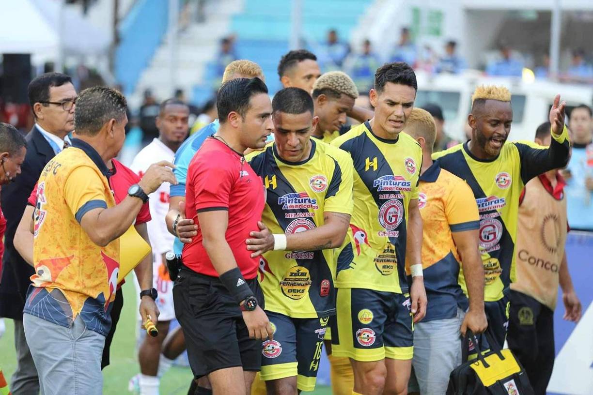 José Alejandro Reyes tuvo que agarrar a Saíd Martínez, quien le lanzó esta mirada a Yeer Gutiérrez.
