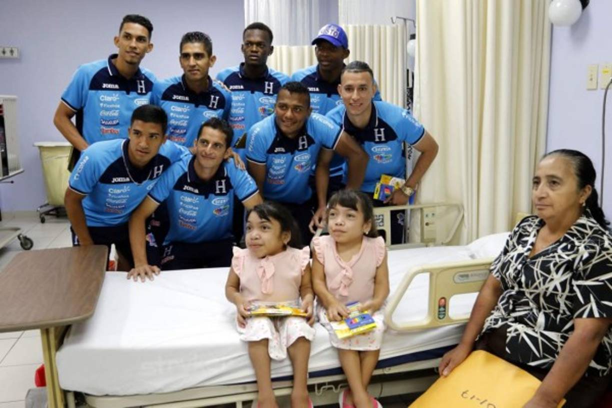 Los jugadores de la Selección le sacaron sonrisas a los niños que se rehabilitan en la fundación en San Pedro Sula.