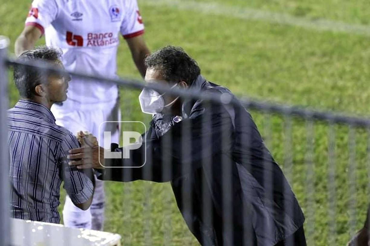 El entrenador portugués Fernando Mira se acercó a saludar a Pablo Lavallén al final del partido.