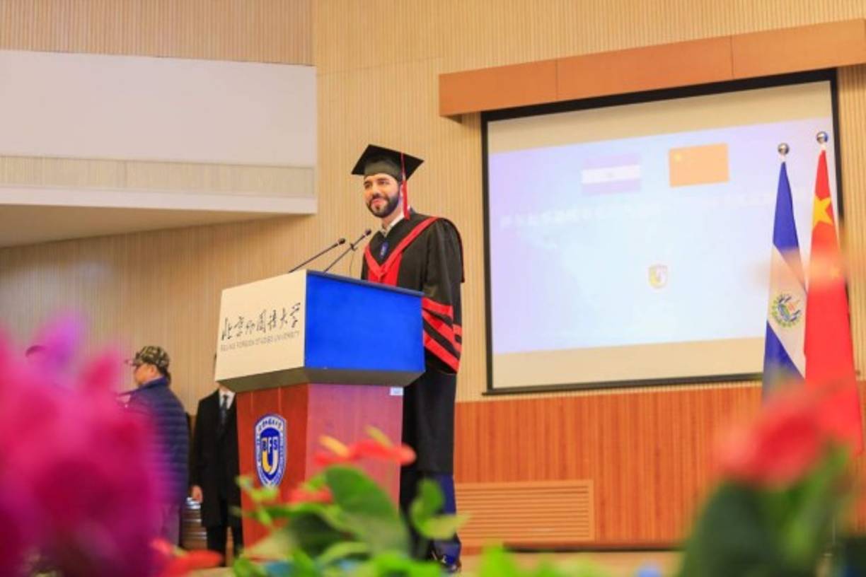 La Secretaría de Prensa de la Presidencia de El Salvador informó, a través de su cuenta de la red social Twitter, que Bukele fue reconocido en China por 'ser una figura importante a nivel mundial, con un nivel de aceptación histórico y por ser una líder transformador de la política en el mundo'.